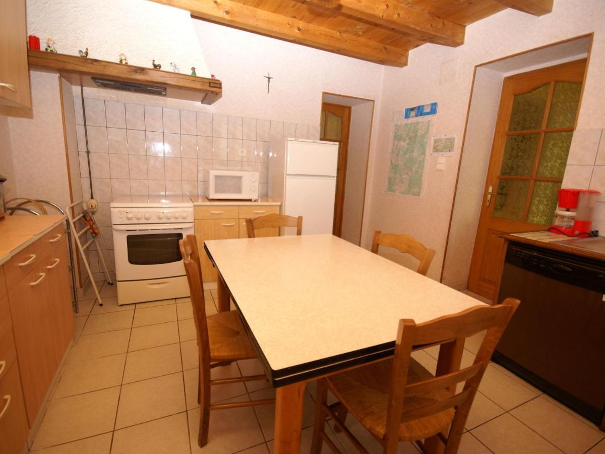 Spacious Holiday Home Near The Forest Esmoulieres Екстериор снимка