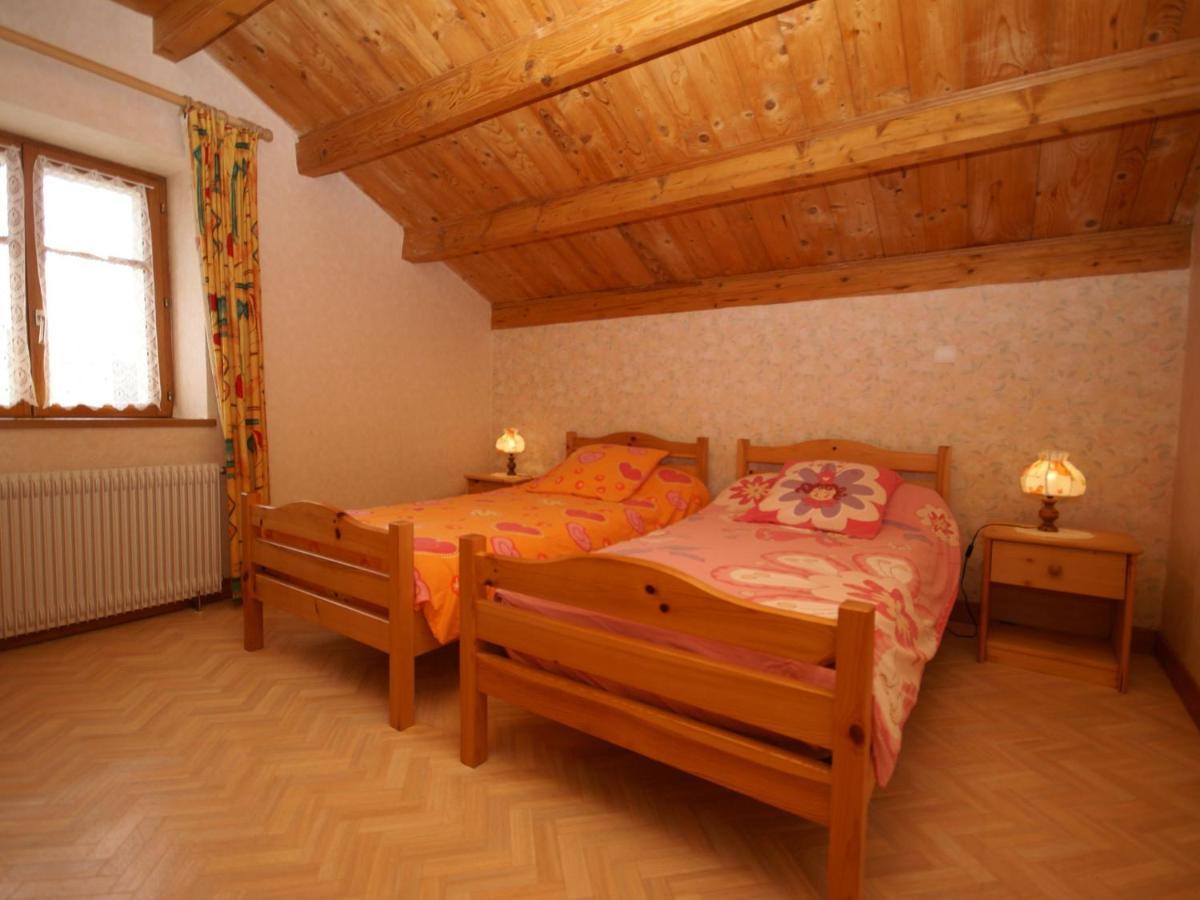 Spacious Holiday Home Near The Forest Esmoulieres Екстериор снимка